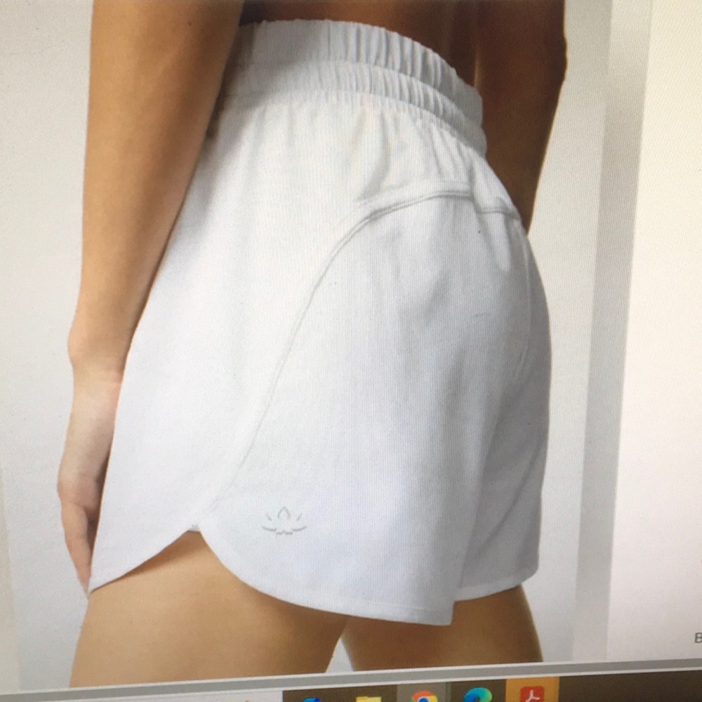 BEYOND YOGA/ WHITE-WORK OUT SHORTSwLINED SHORTS/NWT